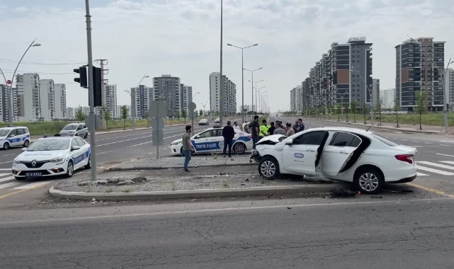 Otomobiller Çarpıştı:1 Yaralı