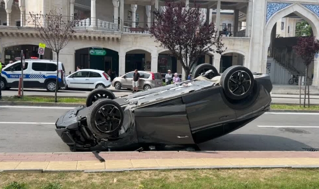 Park Halindeki Araca Çarpıp Takla Attı