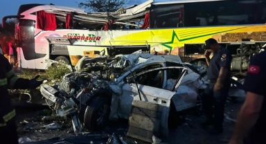 Yolcu Otobüsü Karşı Şeride Daldı! 10 Ölü