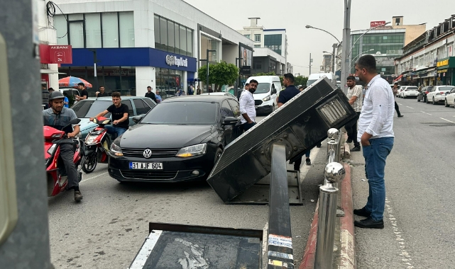 Tırın Çarptığı Reklam Panosu Otomobilin Üzerine Devrildi