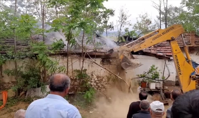 Tüpü Çakmakla Kontrol Etti, Evi Yandı!
