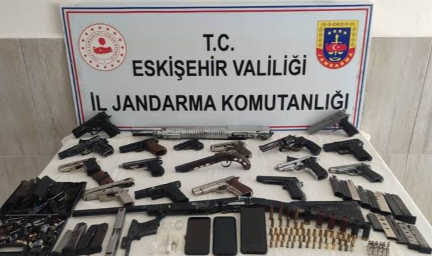13 Ruhsatsız Tabanca Ele Geçirildi