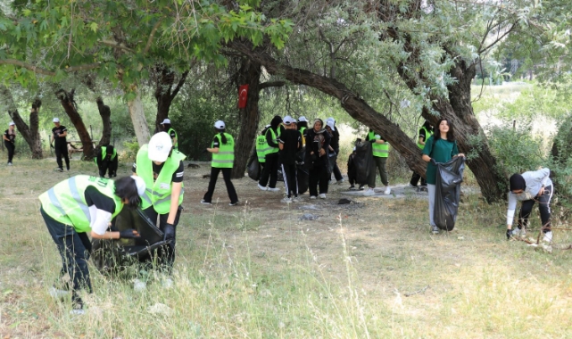 Çevre Bilincine Dikkat Çekmek İçin Çöp Topladılar