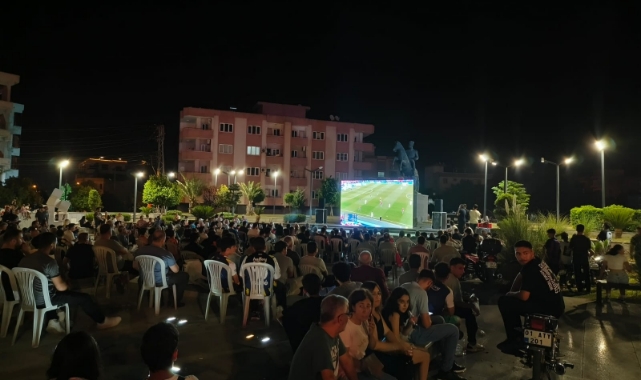 Ceyhan'da Binlerce Kişi Tek Yürek Olup Milli Maçı İzledi