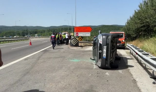 Devrilen Otomobildeki Anne ve Oğlu Yaralandı