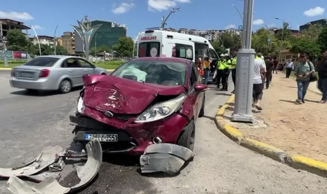 Hafif Ticari Araç Otomobille Çarpıştı:5  Yaralı