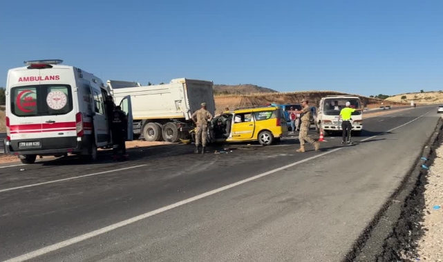 Kara Yolda Feci Kaza:2 Ölü,8 Yaralı