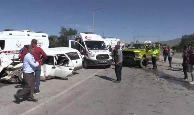 Kavşakta Feci Kaza:5 Yaralı