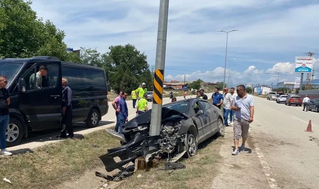 Kontrolden Çıktı, Aydınlatma Direğine Çarptı