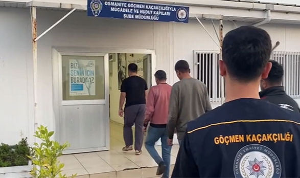 Lastiği Patlatılarak Durdurulan Otomobilden Düzensiz Göçmenler Çıktı