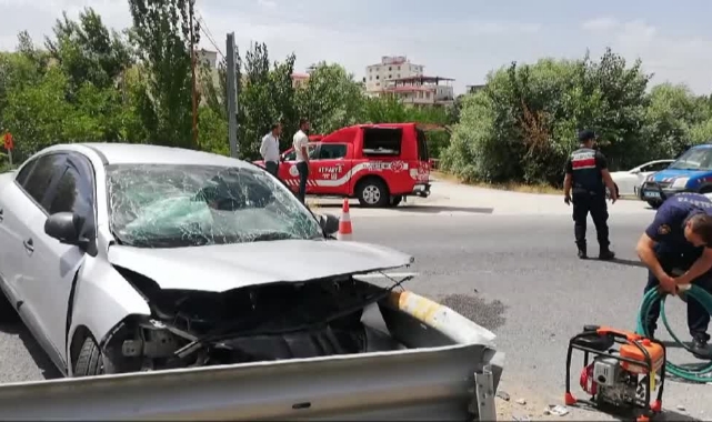 Otomobil Bariyerlere Saplandı:3 Yaralı