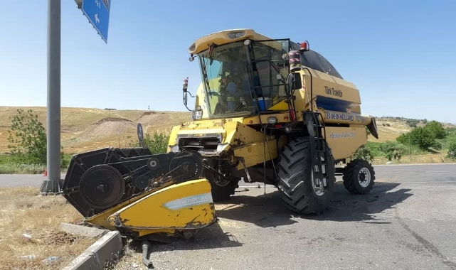 Otomobil İle Biçerdöver Çarpıştı:3 Yaralı
