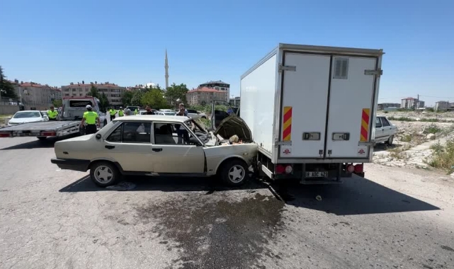 Otomobil Kamyonetle Çarpıştı:2 Yaralı