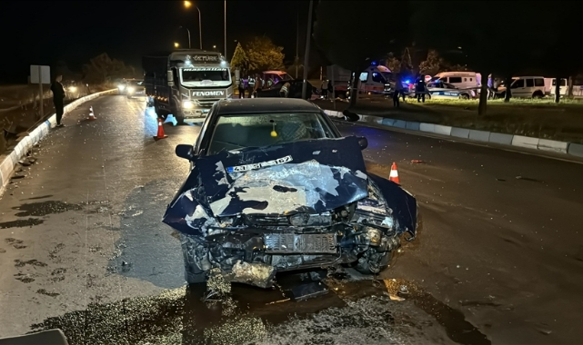 Otomobiller Çarpıştı:2 Ölü,3 Yaralı