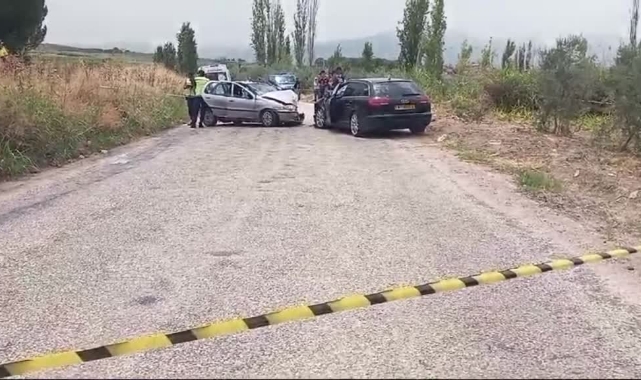 Otomobiller Çarpıştı:2 Ölü