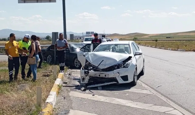 Otomobiller Çarpıştı:4 Yaralı