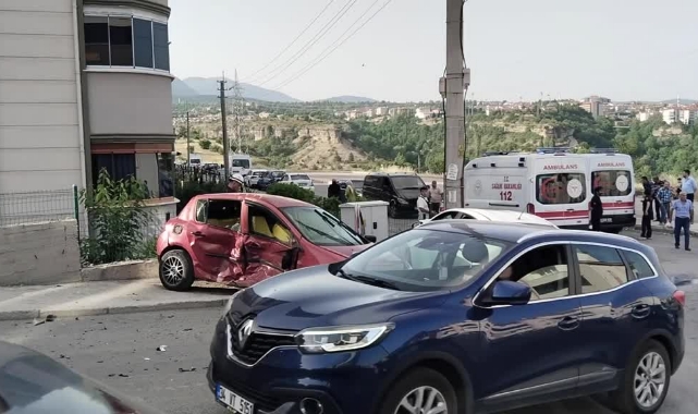 Otomobiller Çarpıştı:5 Yaralı