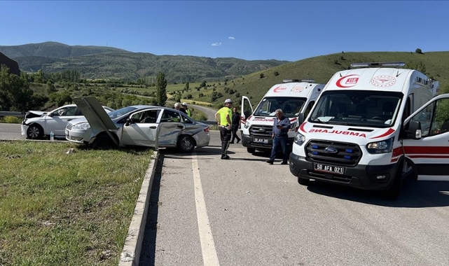 Otomobiller Çarpıştı:8 Yaralı