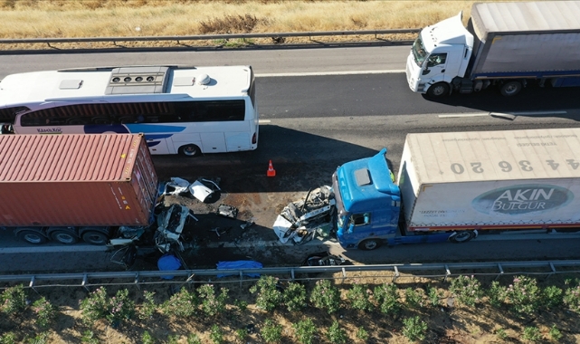 TAG Otoyolu'nda Zincirleme Trafik Kazası:3 Ölü