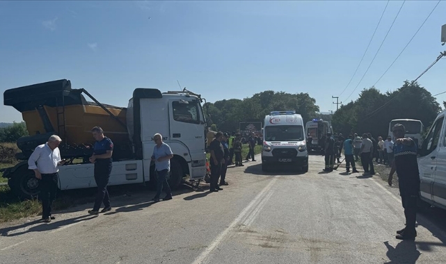 Tır İle Servis Midibüsü Çarpıştı:26 Yaralı