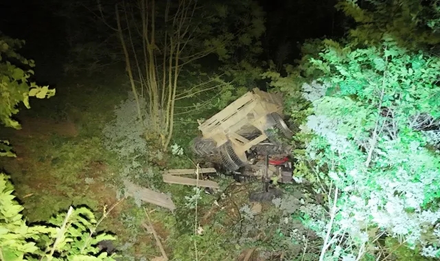 Traktör Şarampole Devrildi:3 Yaralı
