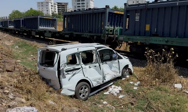 Yük Treni Hafif Ticari Araca Çarptı:2 Yaralı