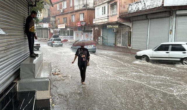 Adana'da Sağanak Hayatı Olumsuz Etkiledi