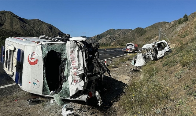 Ambulans İle Hafif Ticari Araç Çarpıştı:4 Ölü,1 Yaralı