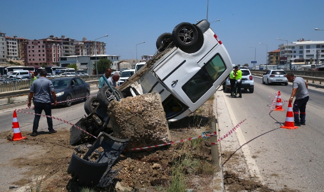 Aydınlatma Direğine Çarpan Araçtaki 3 Kişi Yaralandı