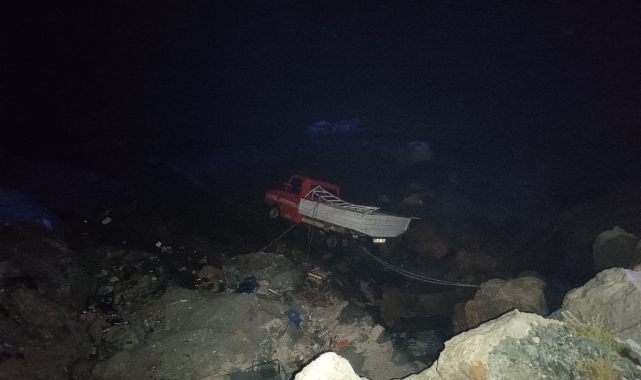 El Frenini Çekmeyi Unuttuğu Kamyonet Deniz Düştü