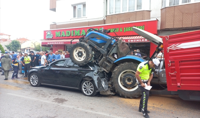 Freni Boşalan Traktör Otomobilin Üzerine Çıktı