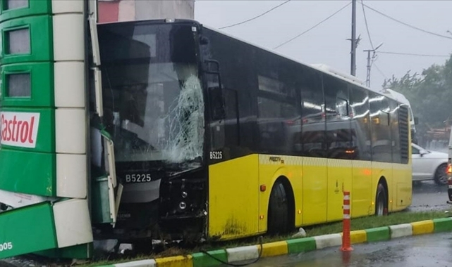 İETT Otobüsü 3 Araca Çarptı:3 Yaralı