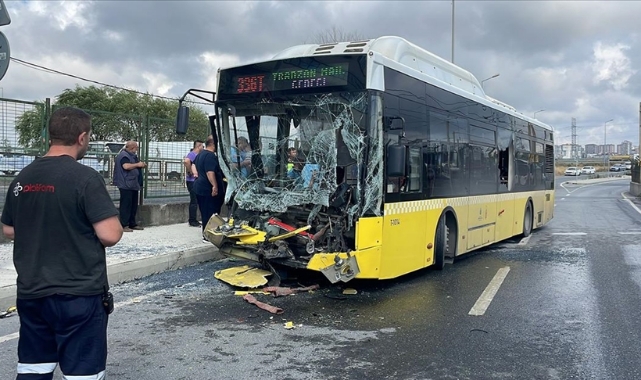 İETT Otobüsü Tıra Çarptı:7 Yaralı