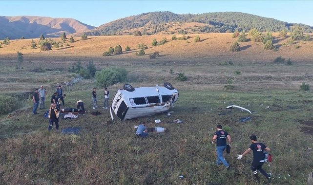 Kontrolden Çıkan Minibüs Devrildi:1 Ölü,6 Yaralı