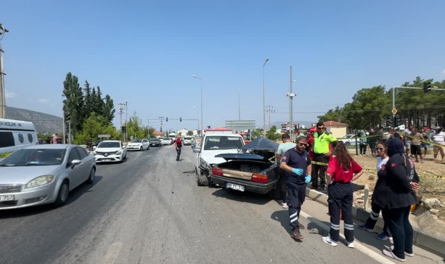 Minibüsle Çarpıştı, Aracında Öldü