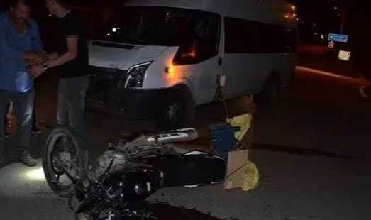 Minibüsle Motosiklet Çarpıştı:3 Yaralı