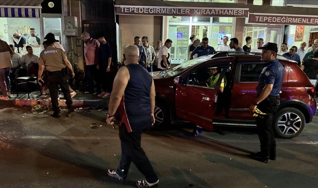 Otomobil Kıraathane Önünde Oturanlara Çarptı