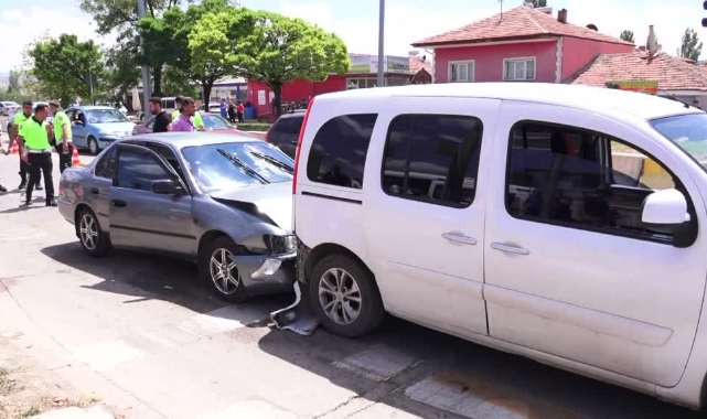 Otomobil Polis Aracına Çarptı:3 Yaralı