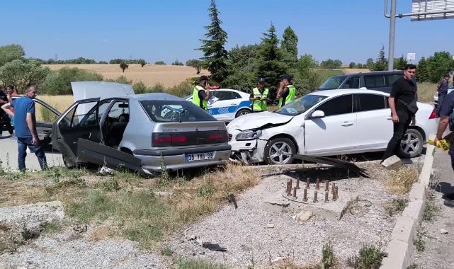 Otomobiller Çarpıştı:1 Ölü,2 Yaralı