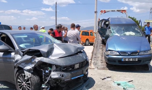 Otomobiller Çarpıştı:10 Yaralı