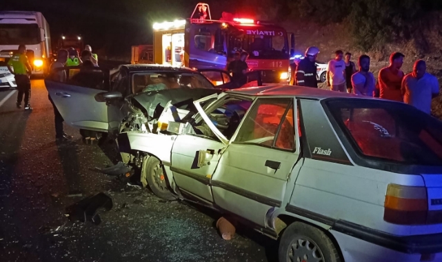 Otomobiller Çarpıştı:3 Ölü,10 Yaralı