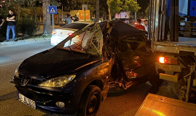 Park Halindeki Kamyona Çarpan Otomobilin Sürücüsü Öldü
