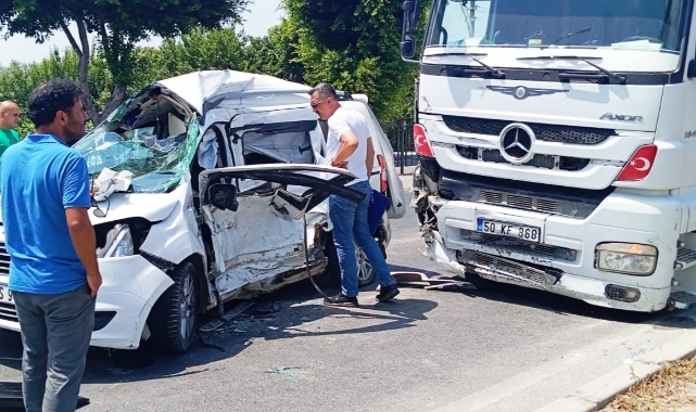 Tırın Çarptığı Hafif Ticari Aracın Sürücüsü Öldü
