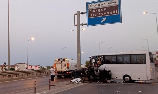 Turistleri Taşıyan Tur Midibüsü Kaza Yaptı:15 Yaralı
