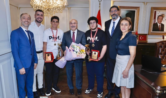 YKS’de Derece Yapan Öğrencilerden Vali Köşger’e Ziyaret