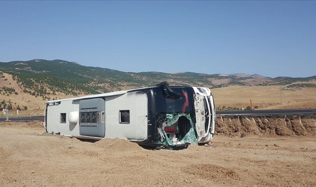 Yolcu Otobüsü Devrildi:14 Yaralı