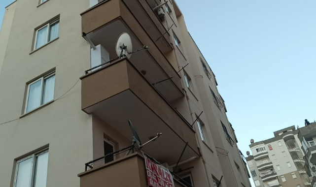 Balkondan Düşüp Öldü!