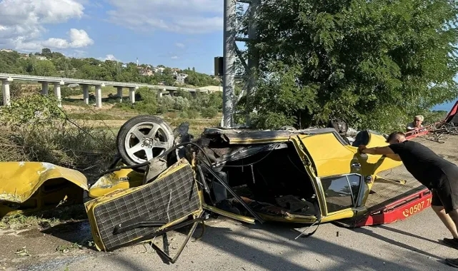 Direksiyon Hakimiyetini Kaybetti, Elektrik Direğine Çarptı