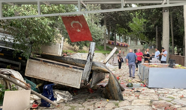 Freni Arızalanan Kamyonet Kooperatifin Bahçesine Devrildi