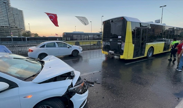 İETT Otobüsü Otomobille Çarpıştı